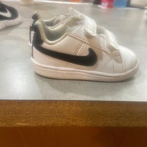 Nike Court Royale Sneakers